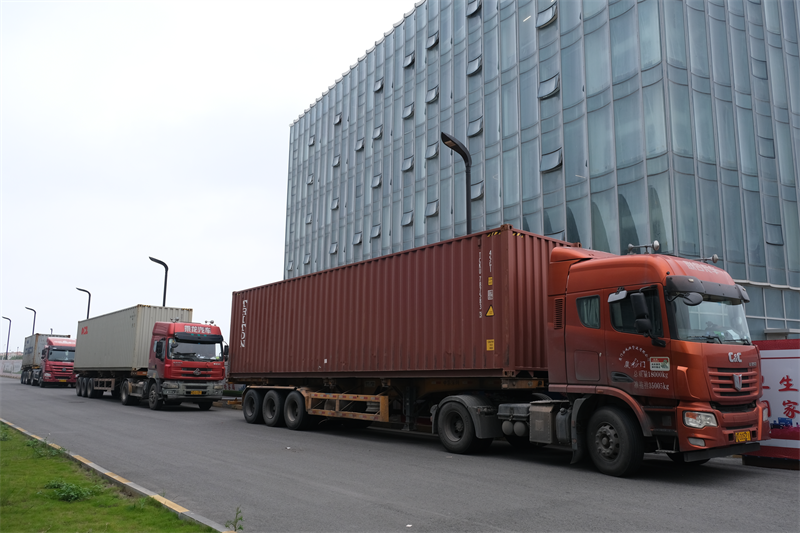 کیو جی ایم اینٹ بنانے والی مشینیں مشرق وسطی میں بھیج دی گئیں ، جس سے علاقائی تعمیر کو ایک نئی چھلانگ آگے بڑھانے میں مدد ملتی ہے