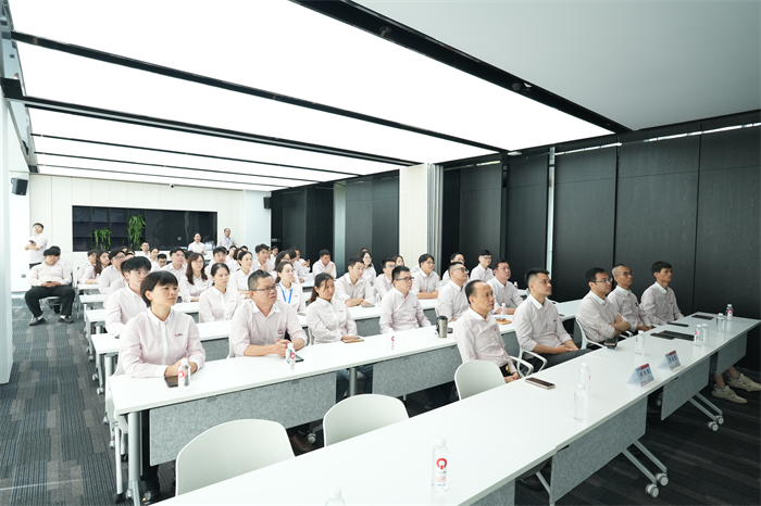 کیو جی ایم: فوجی پریڈ کو ایک ساتھ دیکھنا اور ترقی کے لئے طاقت اکٹھا کرنا