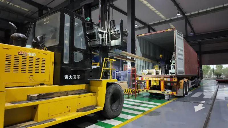 بڑے پیمانے پر جہاز اعتماد رکھتے ہیں ، اور ذہانت سے تیار کردہ سامان دنیا بھر میں مقامات کی طرف جارہا ہے۔