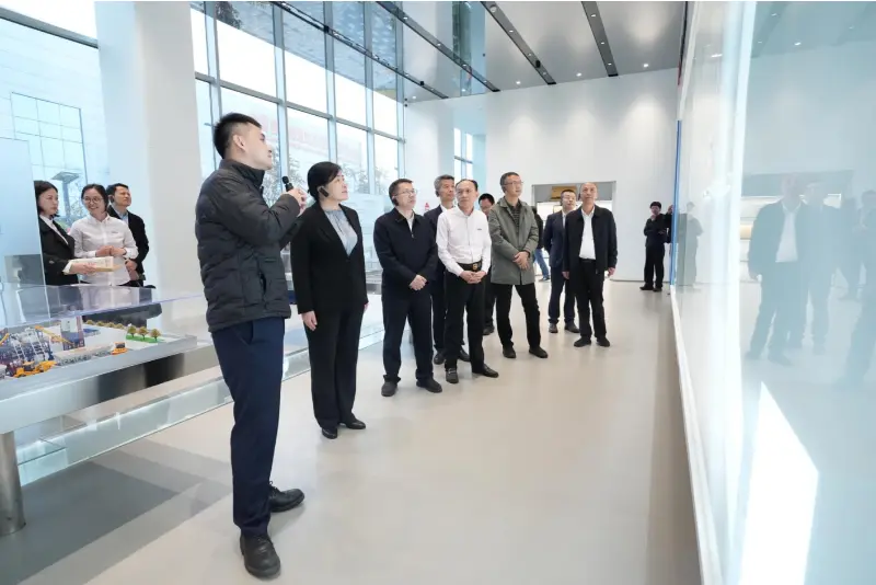 نیشنل ڈویلپمنٹ اینڈ ریفارم کمیشن (NDRC) کے بیورو آف پرائیویٹ اکانومی کے ڈپٹی ڈائریکٹر جنرل مسٹر لیو من اور ان کے وفد نے معائنہ اور تحقیقی دورے کے لیے Quangong Machinery Co., Ltd کا دورہ کیا۔